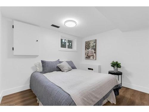 20 Hill Street, Hamilton, ON - Indoor Photo Showing Bedroom