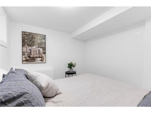 20 Hill Street, Hamilton, ON - Indoor Photo Showing Bedroom