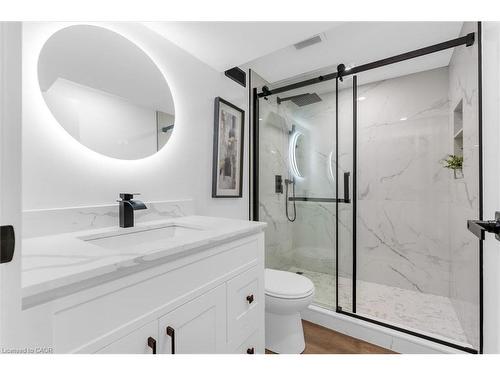 20 Hill Street, Hamilton, ON - Indoor Photo Showing Bathroom