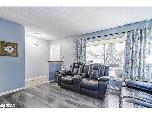 211 East 8Th Street, Hamilton, ON - Indoor Photo Showing Living Room