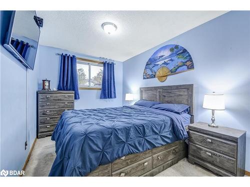 211 East 8Th Street, Hamilton, ON - Indoor Photo Showing Bedroom