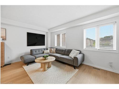 45-470 Beach Boulevard, Hamilton, ON - Indoor Photo Showing Living Room