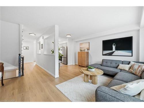 45-470 Beach Boulevard, Hamilton, ON - Indoor Photo Showing Living Room
