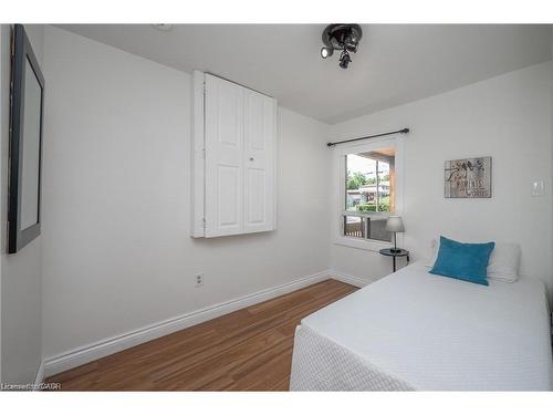 1-100 Munn Street, Hamilton, ON - Indoor Photo Showing Bedroom