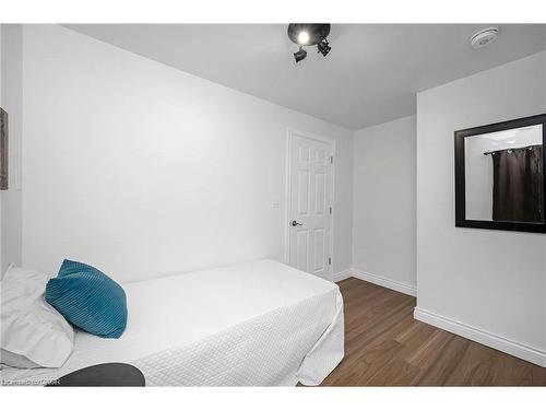 1-100 Munn Street, Hamilton, ON - Indoor Photo Showing Bedroom