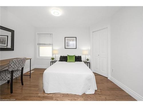 1-100 Munn Street, Hamilton, ON - Indoor Photo Showing Bedroom