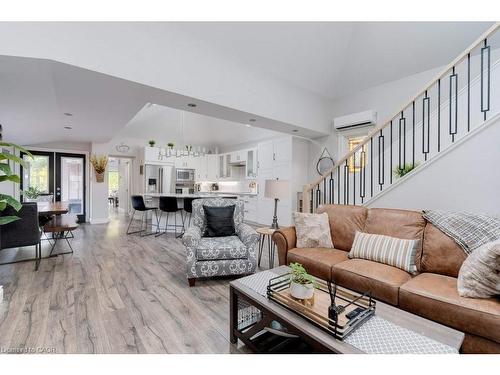7 Homewood Avenue, Hamilton, ON - Indoor Photo Showing Living Room