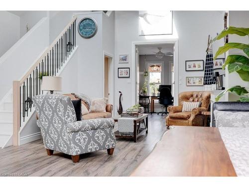7 Homewood Avenue, Hamilton, ON - Indoor Photo Showing Living Room