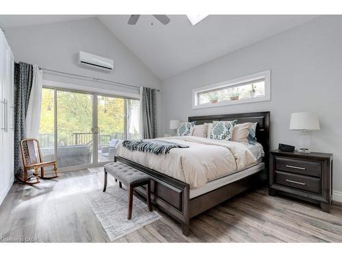 7 Homewood Avenue, Hamilton, ON - Indoor Photo Showing Bedroom