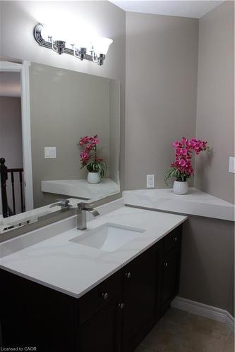 561 Thomas Slee Drive, Kitchener, ON - Indoor Photo Showing Bathroom