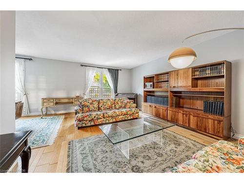 3465 Rubens Court, Burlington, ON - Indoor Photo Showing Living Room