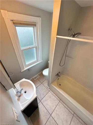 50 Sanford Avenue S, Hamilton, ON - Indoor Photo Showing Bathroom