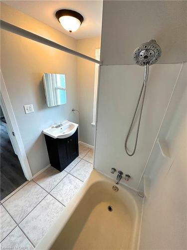 50 Sanford Avenue S, Hamilton, ON - Indoor Photo Showing Bathroom