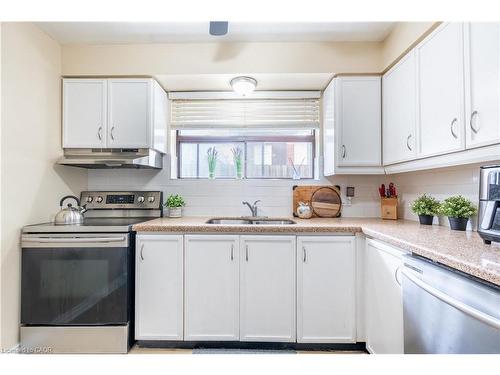 101-4872 Valley Way, Niagara Falls, ON - Indoor Photo Showing Kitchen With Double Sink