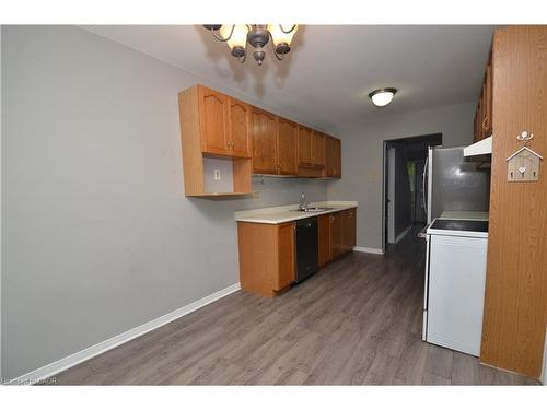 25 Devine Crescent, Thorold, ON - Indoor Photo Showing Kitchen