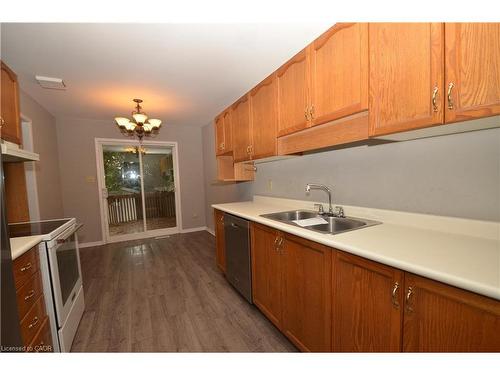 25 Devine Crescent, Thorold, ON - Indoor Photo Showing Kitchen With Double Sink