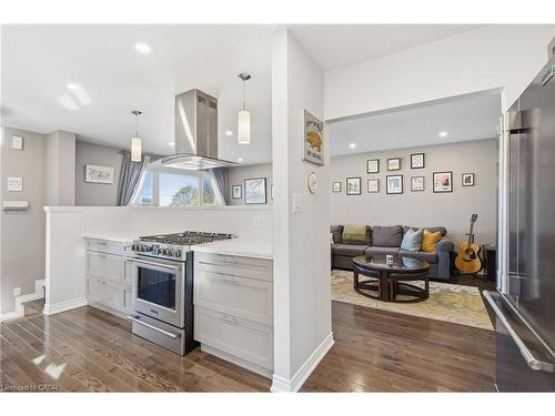 146 Lavina Crescent, Hamilton, ON - Indoor Photo Showing Kitchen With Upgraded Kitchen