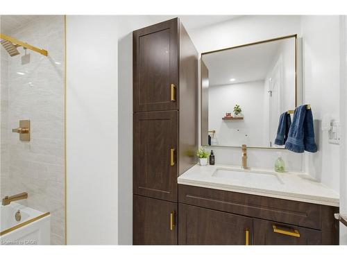 146 Lavina Crescent, Hamilton, ON - Indoor Photo Showing Bathroom