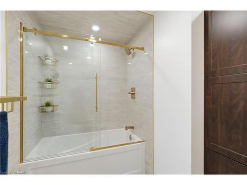 146 Lavina Crescent, Hamilton, ON - Indoor Photo Showing Bathroom