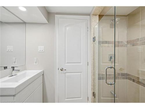 146 Lavina Crescent, Hamilton, ON - Indoor Photo Showing Bathroom