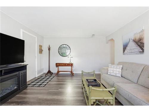 9-1755 King Street E, Hamilton, ON - Indoor Photo Showing Living Room