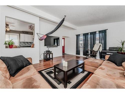 46 Roberts Crescent, Kitchener, ON - Indoor Photo Showing Living Room