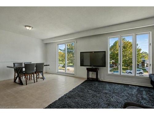 125 Ingleside Drive, Kitchener, ON - Indoor Photo Showing Living Room