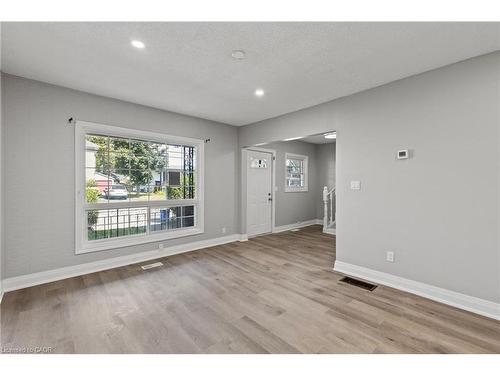 15 Mccormick Street, Welland, ON - Indoor Photo Showing Living Room