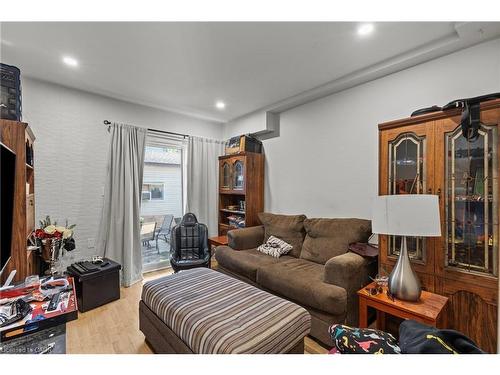 15 Mccormick Street, Welland, ON - Indoor Photo Showing Living Room