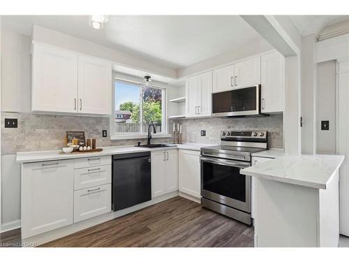 647 Balsam Crescent, Oshawa, ON - Indoor Photo Showing Kitchen With Upgraded Kitchen