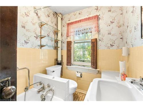 43 Mcnaughton Street, Cambridge, ON - Indoor Photo Showing Bathroom