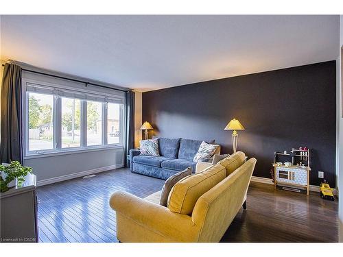 112 Arthur Street, St. Catharines, ON - Indoor Photo Showing Living Room