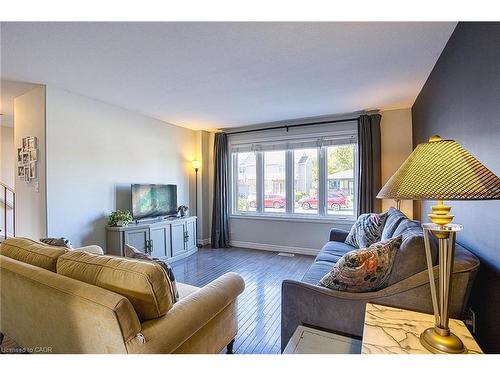112 Arthur Street, St. Catharines, ON - Indoor Photo Showing Living Room
