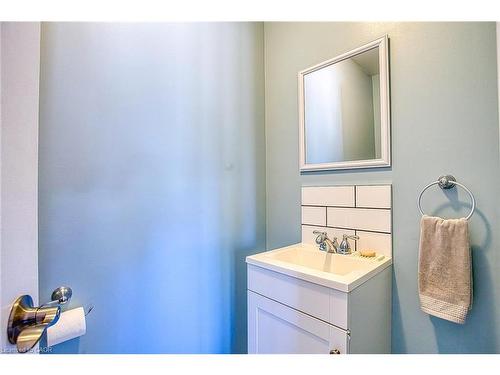 112 Arthur Street, St. Catharines, ON - Indoor Photo Showing Bathroom