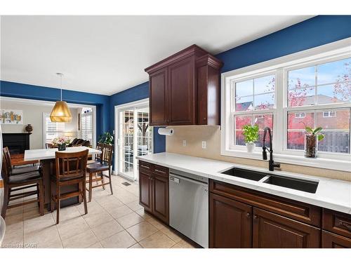 257 Wright Crescent, Niagara-On-The-Lake, ON - Indoor Photo Showing Kitchen With Double Sink