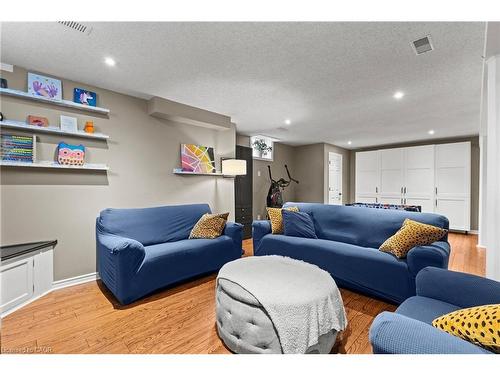257 Wright Crescent, Niagara-On-The-Lake, ON - Indoor Photo Showing Living Room