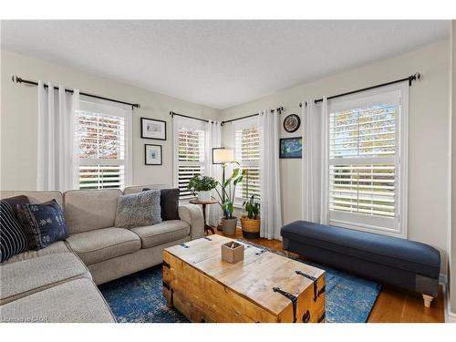 257 Wright Crescent, Niagara-On-The-Lake, ON - Indoor Photo Showing Living Room