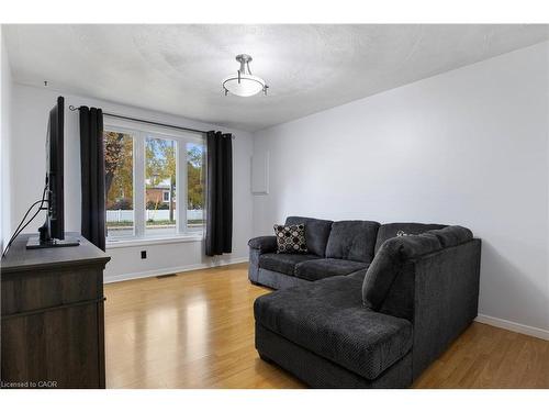 43 Middleton Street, Cambridge, ON - Indoor Photo Showing Living Room