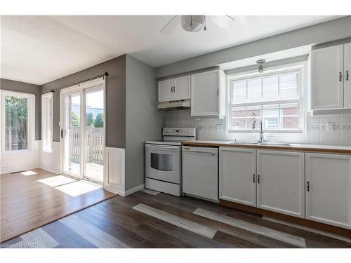 128 Brian Boulevard, Waterdown, ON - Indoor Photo Showing Kitchen