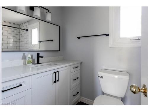 128 Brian Boulevard, Waterdown, ON - Indoor Photo Showing Bathroom