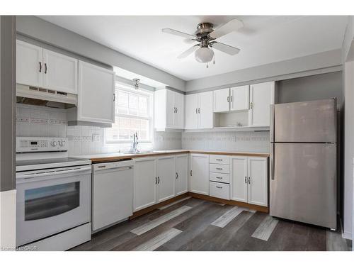 128 Brian Boulevard, Waterdown, ON - Indoor Photo Showing Kitchen