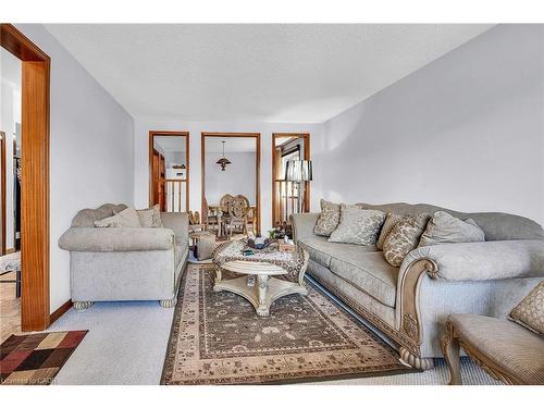140 Solomon Crescent, Hamilton, ON - Indoor Photo Showing Living Room