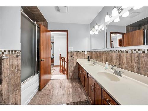 140 Solomon Crescent, Hamilton, ON - Indoor Photo Showing Bathroom