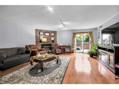 140 Solomon Crescent, Hamilton, ON - Indoor Photo Showing Living Room