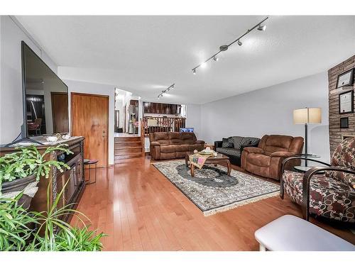 140 Solomon Crescent, Hamilton, ON - Indoor Photo Showing Living Room