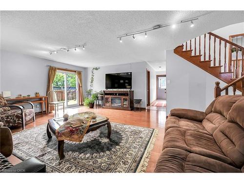 140 Solomon Crescent, Hamilton, ON - Indoor Photo Showing Living Room
