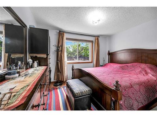 140 Solomon Crescent, Hamilton, ON - Indoor Photo Showing Bedroom