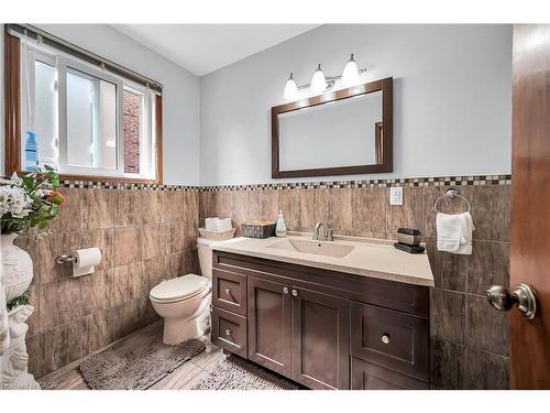 140 Solomon Crescent, Hamilton, ON - Indoor Photo Showing Bathroom