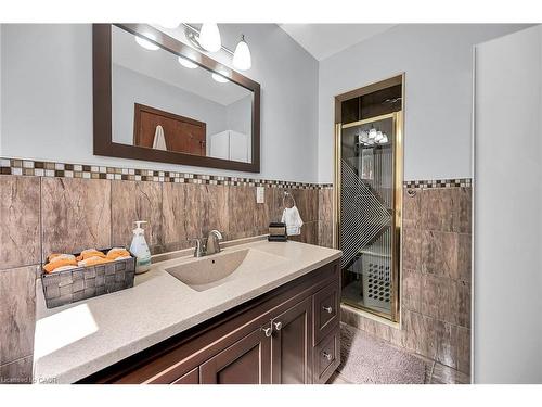 140 Solomon Crescent, Hamilton, ON - Indoor Photo Showing Bathroom
