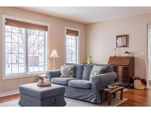 136 Glenariff Drive, Hamilton, ON - Indoor Photo Showing Living Room